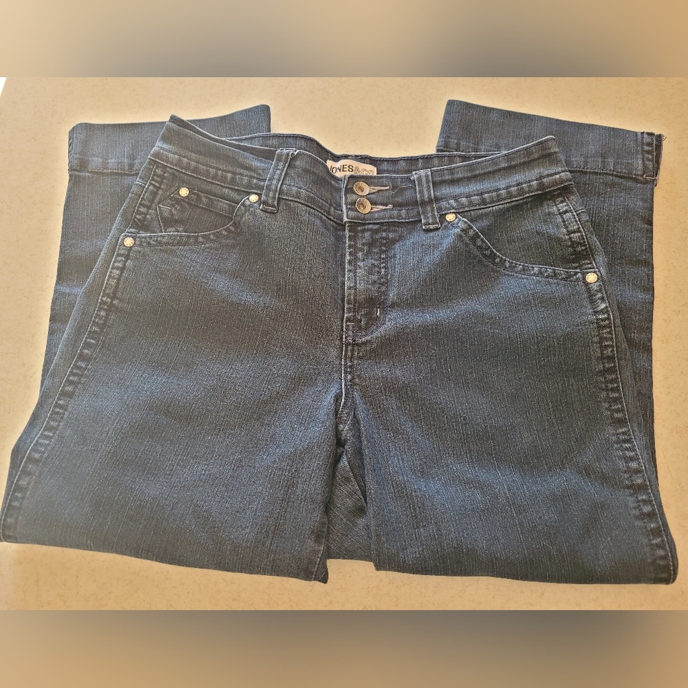 Jones & Co. Jean capris for women. Size 8.